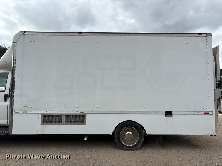 image for item EA7015 2005 Chevrolet C5500 delivery truck