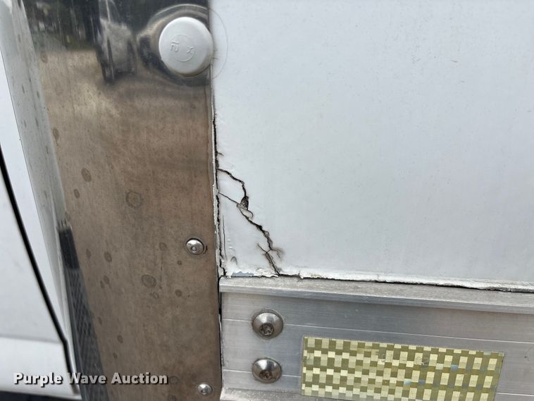 image for item EA7015 2005 Chevrolet C5500 delivery truck