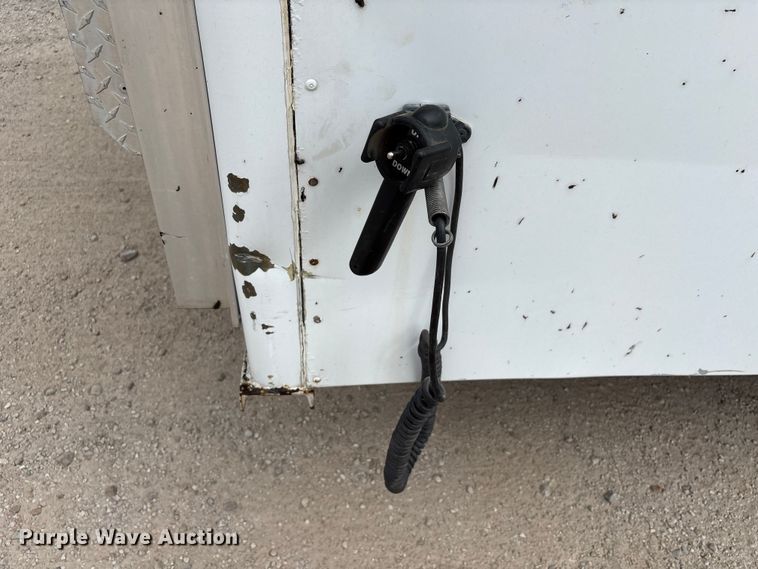 image for item EA7015 2005 Chevrolet C5500 delivery truck