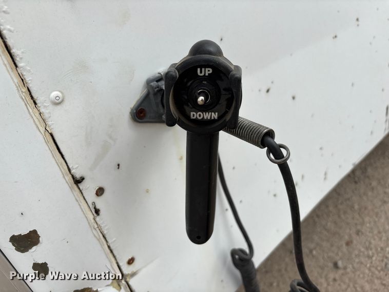 image for item EA7015 2005 Chevrolet C5500 delivery truck