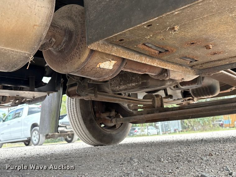 image for item EA7015 2005 Chevrolet C5500 delivery truck