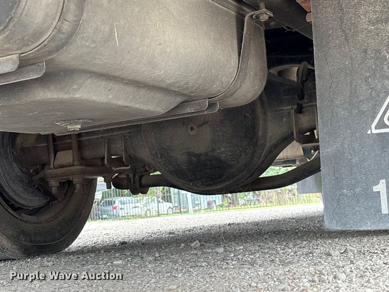 image for item EA7015 2005 Chevrolet C5500 delivery truck