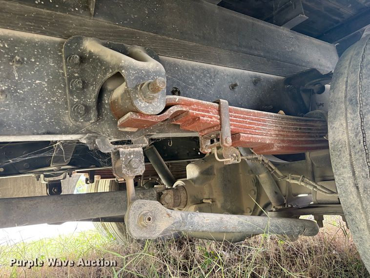 image for item EA7015 2005 Chevrolet C5500 delivery truck