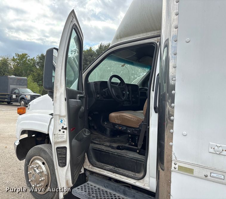 image for item EA7015 2005 Chevrolet C5500 delivery truck