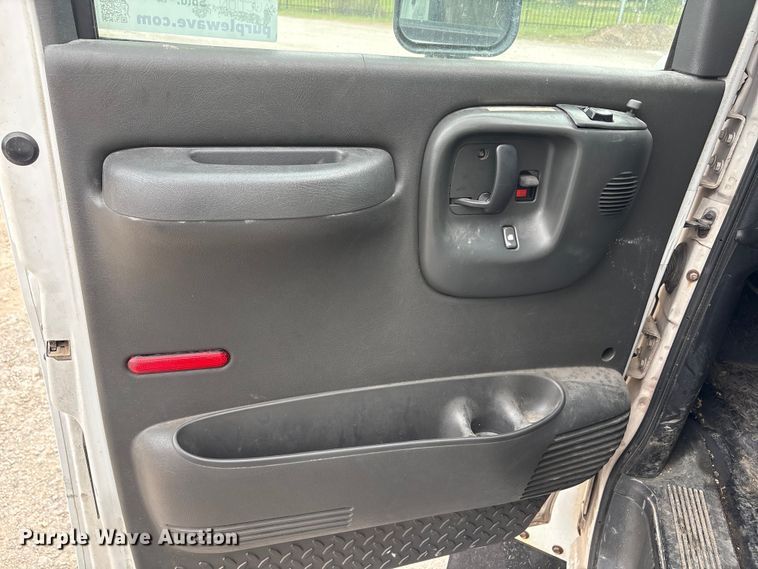 image for item EA7015 2005 Chevrolet C5500 delivery truck