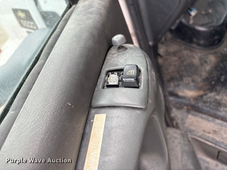 image for item EA7015 2005 Chevrolet C5500 delivery truck