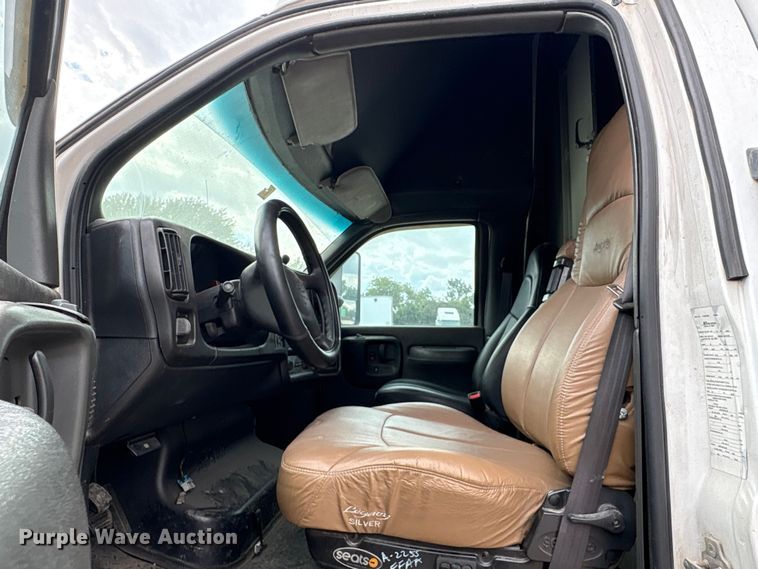 image for item EA7015 2005 Chevrolet C5500 delivery truck