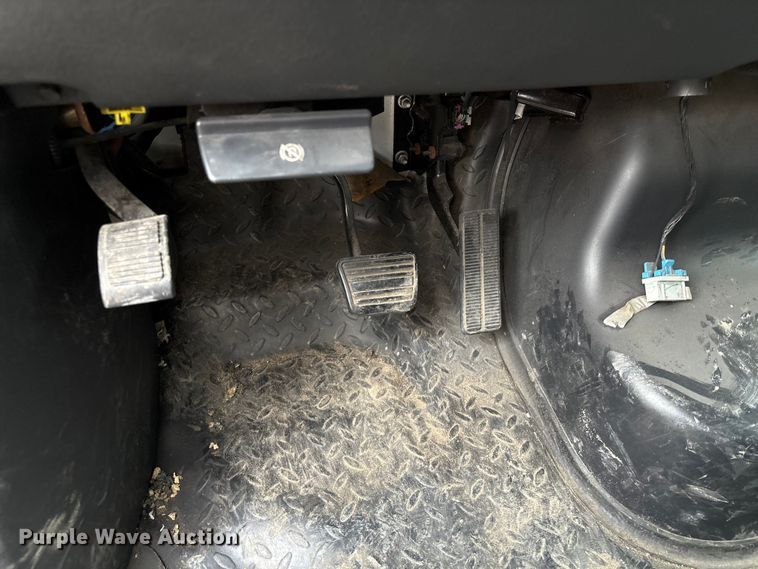 image for item EA7015 2005 Chevrolet C5500 delivery truck