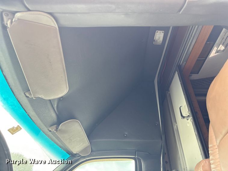 image for item EA7015 2005 Chevrolet C5500 delivery truck