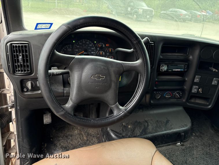 image for item EA7015 2005 Chevrolet C5500 delivery truck