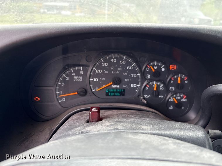 image for item EA7015 2005 Chevrolet C5500 delivery truck