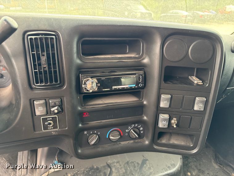 image for item EA7015 2005 Chevrolet C5500 delivery truck