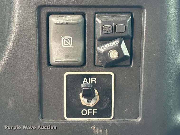 image for item EA7015 2005 Chevrolet C5500 delivery truck