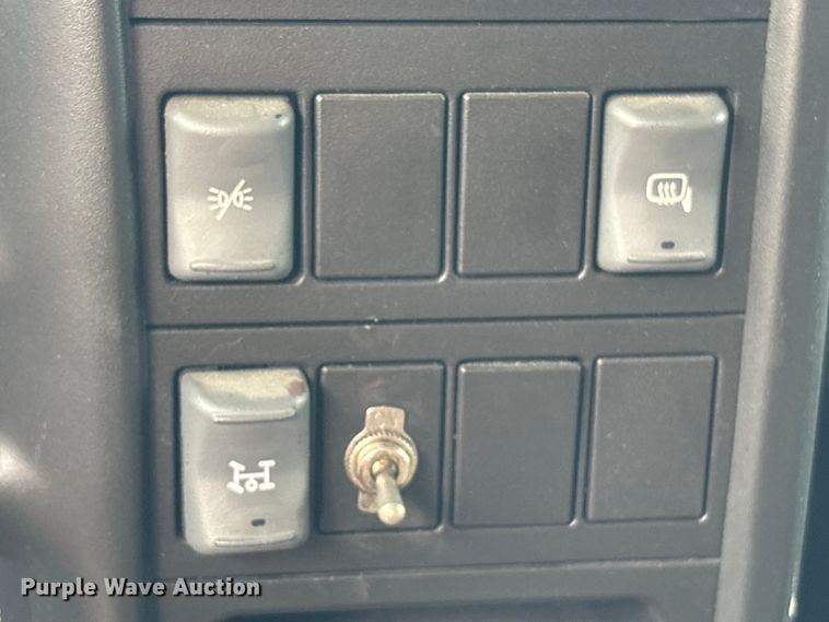 image for item EA7015 2005 Chevrolet C5500 delivery truck