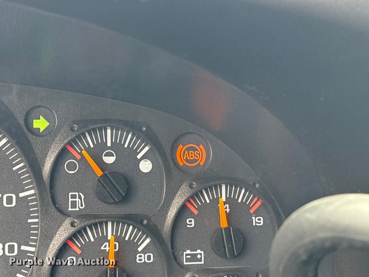 image for item EA7015 2005 Chevrolet C5500 delivery truck