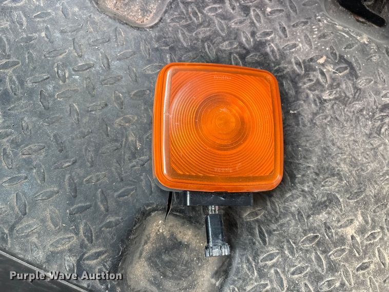 image for item EA7015 2005 Chevrolet C5500 delivery truck