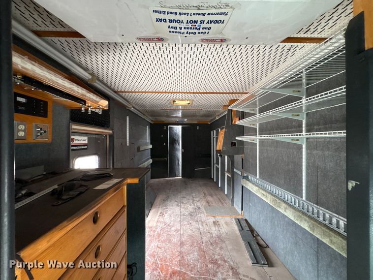 image for item EA7015 2005 Chevrolet C5500 delivery truck