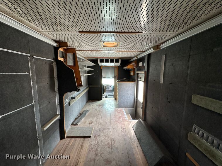 image for item EA7015 2005 Chevrolet C5500 delivery truck