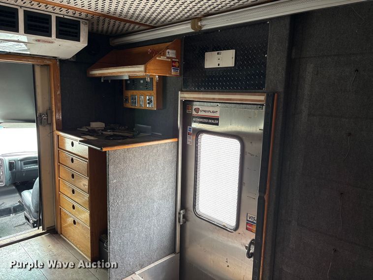 image for item EA7015 2005 Chevrolet C5500 delivery truck