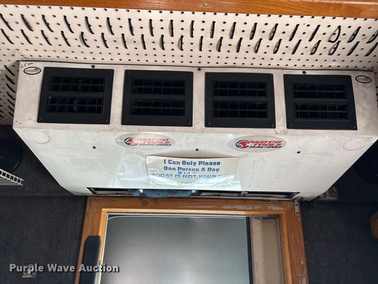 image for item EA7015 2005 Chevrolet C5500 delivery truck