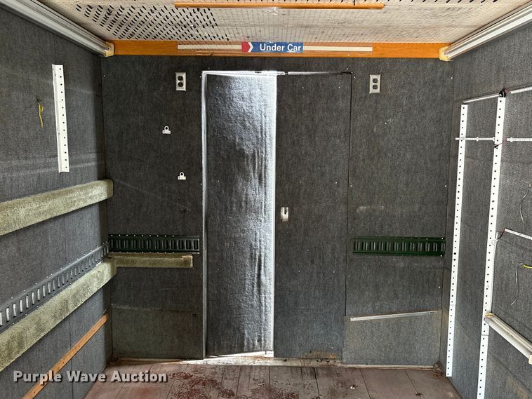 image for item EA7015 2005 Chevrolet C5500 delivery truck