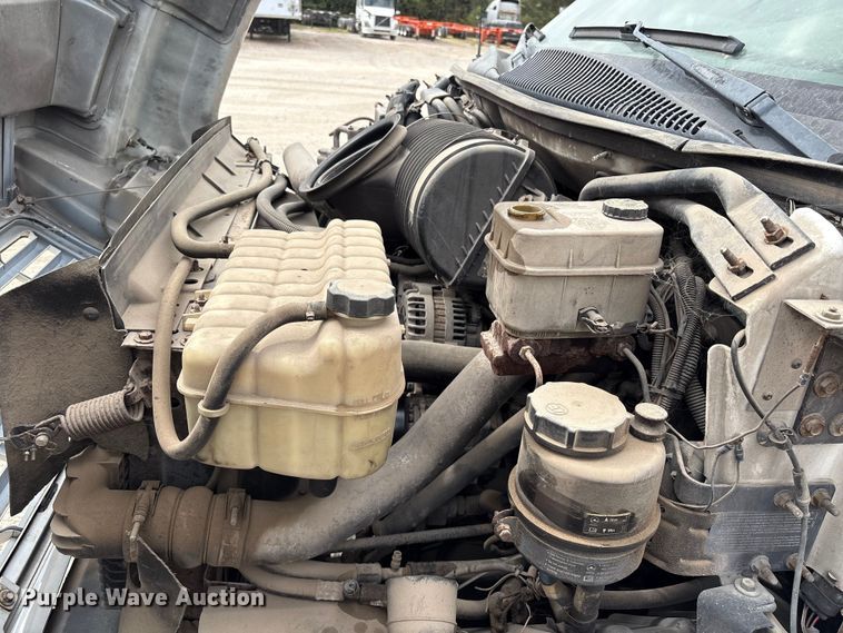 image for item EA7015 2005 Chevrolet C5500 delivery truck