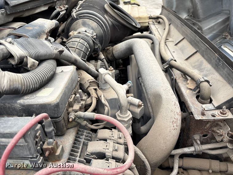 image for item EA7015 2005 Chevrolet C5500 delivery truck