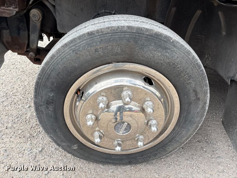 image for item EA7015 2005 Chevrolet C5500 delivery truck