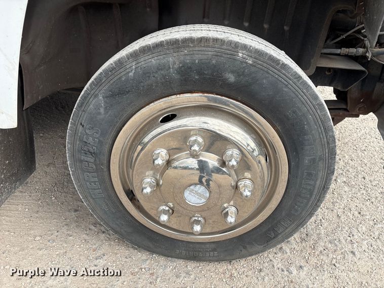 image for item EA7015 2005 Chevrolet C5500 delivery truck