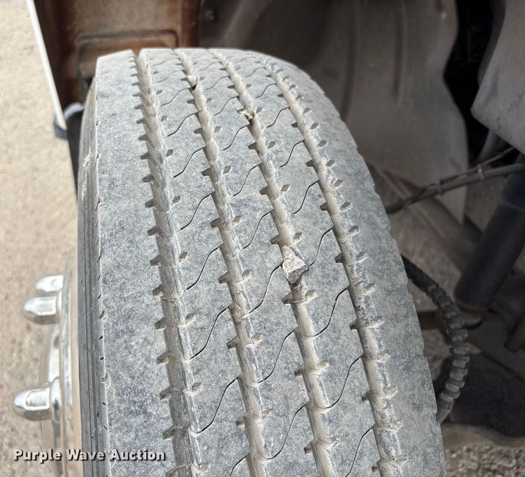 image for item EA7015 2005 Chevrolet C5500 delivery truck