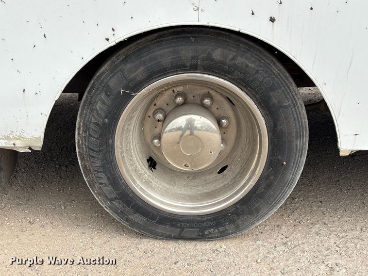 image for item EA7015 2005 Chevrolet C5500 delivery truck