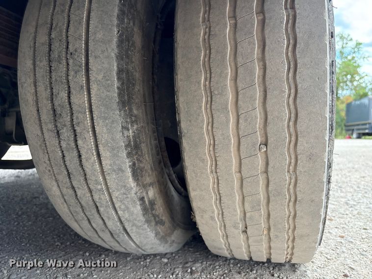 image for item EA7015 2005 Chevrolet C5500 delivery truck