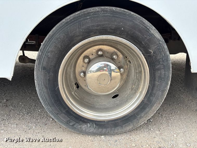 image for item EA7015 2005 Chevrolet C5500 delivery truck