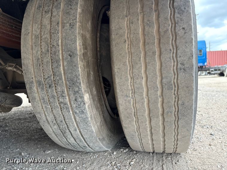 image for item EA7015 2005 Chevrolet C5500 delivery truck