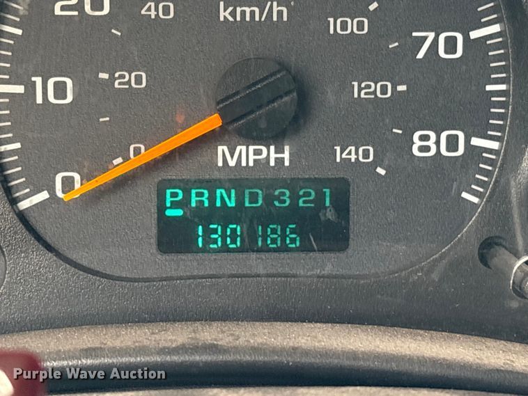 image for item EA7015 2005 Chevrolet C5500 delivery truck