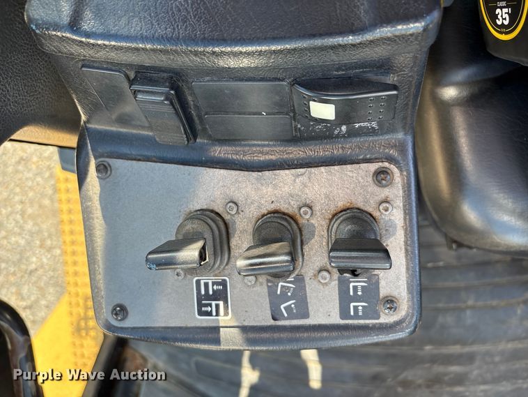 image for item EA7037 2010 Hyster H360HD forklift