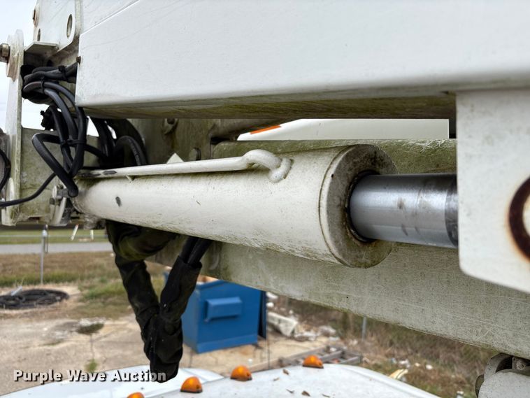 image for item EA7119 2011 Ford F450 Super Duty bucket truck