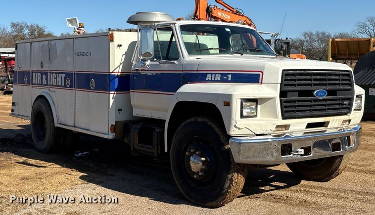 image for item EA7786 1987 Ford F8000 utility / service truck