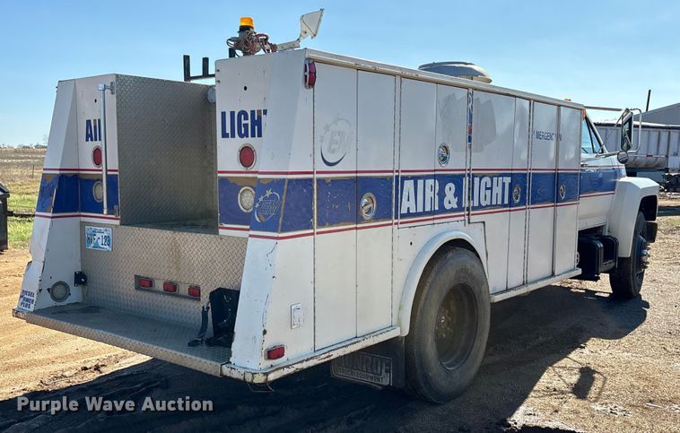 image for item EA7786 1987 Ford F8000 utility / service truck