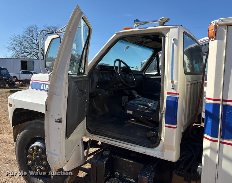 image for item EA7786 1987 Ford F8000 utility / service truck