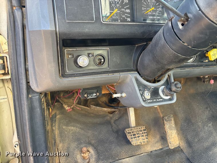 image for item EA7786 1987 Ford F8000 utility / service truck