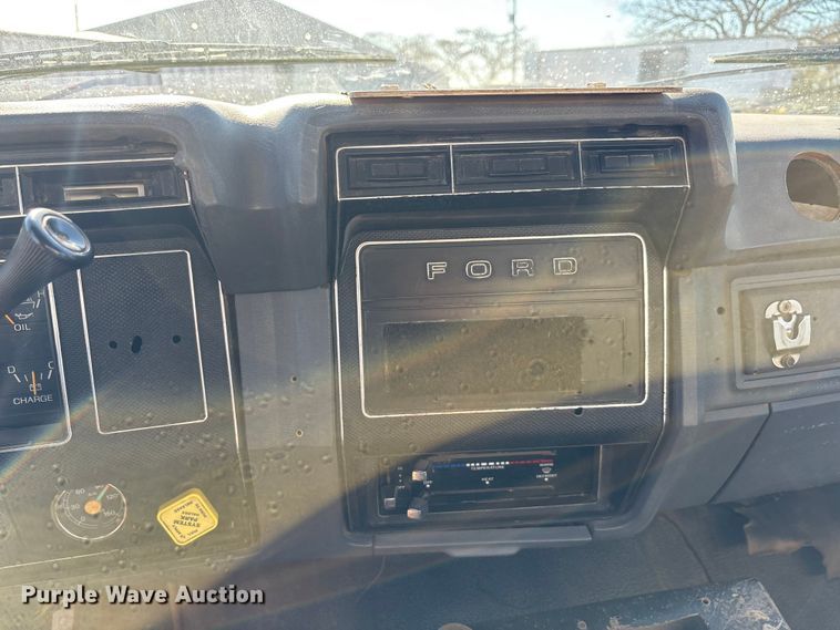 image for item EA7786 1987 Ford F8000 utility / service truck