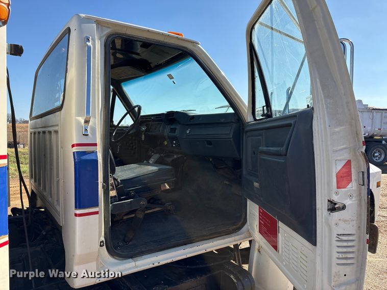 image for item EA7786 1987 Ford F8000 utility / service truck