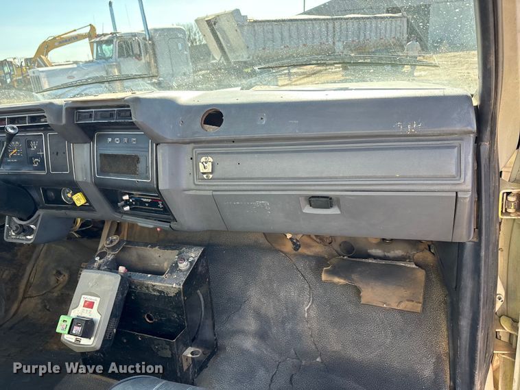 image for item EA7786 1987 Ford F8000 utility / service truck