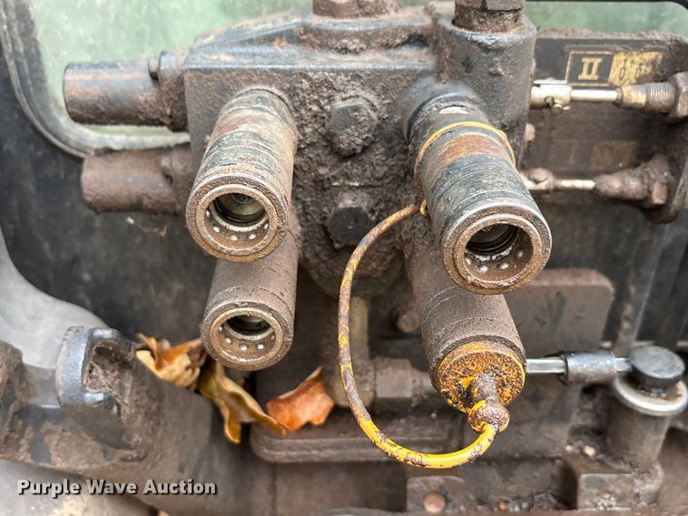 image for item EA7788 2004 John Deere 5520 tractor