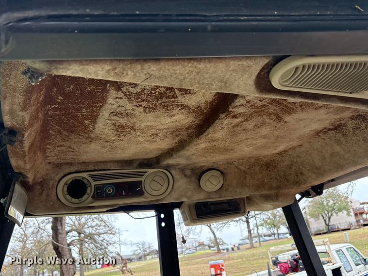 image for item EA7788 2004 John Deere 5520 tractor