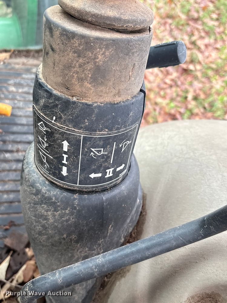 image for item EA7788 2004 John Deere 5520 tractor