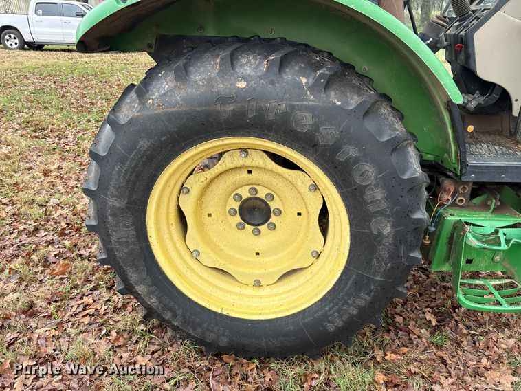 image for item EA7788 2004 John Deere 5520 tractor