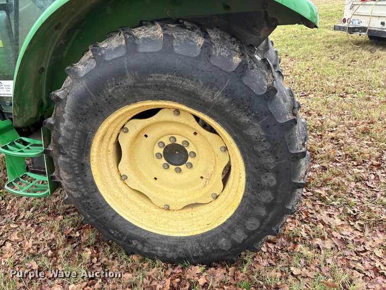 image for item EA7788 2004 John Deere 5520 tractor