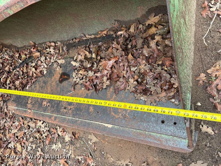 image for item EA7788 2004 John Deere 5520 tractor